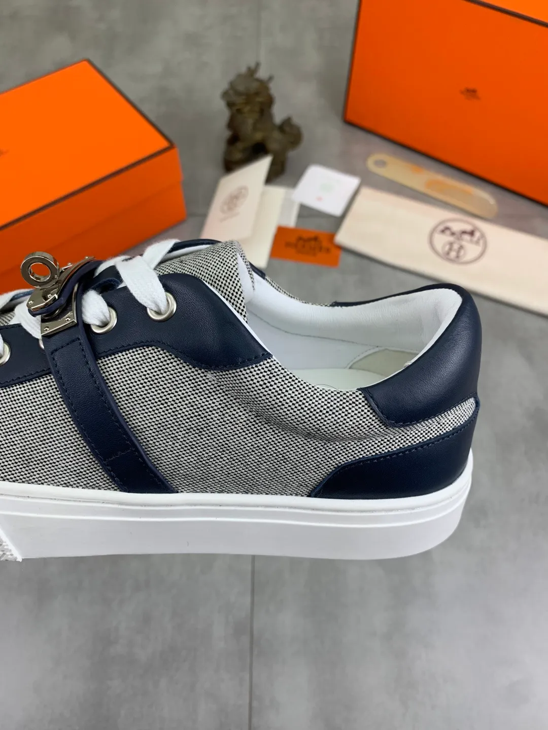 Men's men's shoes 💰P640 New Hermes top version Hermès classic couple style #𝐊𝐞𝐥𝐥𝐲 buckle casual white shoes skateboard shoes that will not conflict with shoes at all. Full of unknowns, Hermès rarely produces flat casual shoes and they are paired with classic palladium-plated Kelly shoe buckles! You'll fall in love with it at first sight. It's super versatile and can be worn with any skirt or pants. 🉑️Close your eyes and wear it. It's super noble. Fabric: Specific cowhide/canvas material. Lining: Sheepskin lining. Outsole: Original molded TPU outsole. Size: 35-45.